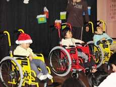 あゆみ学園へ子供用車椅子寄贈